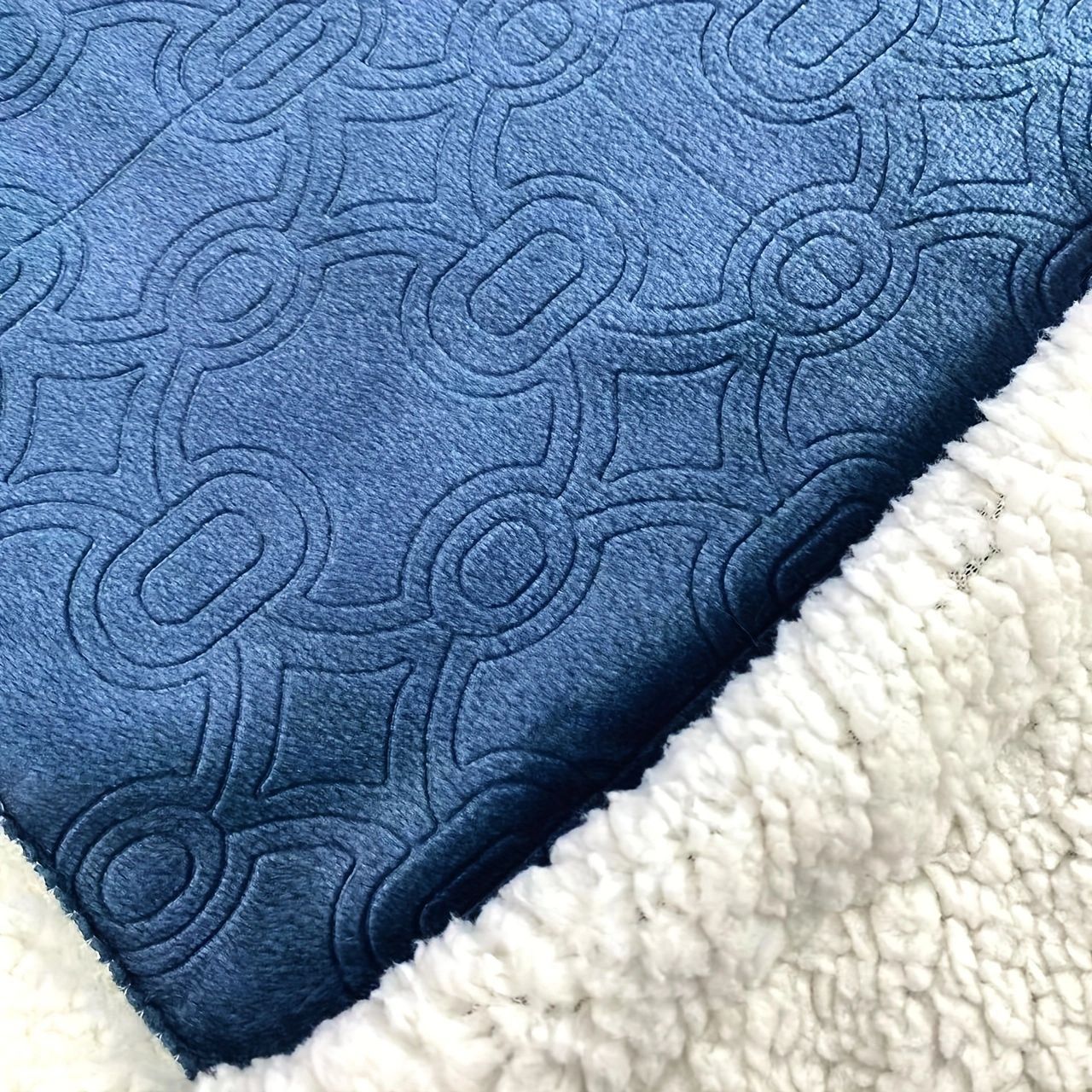 Double-Layer Flannel Blanket – Soft Embossed Floral Sherpa Throw
